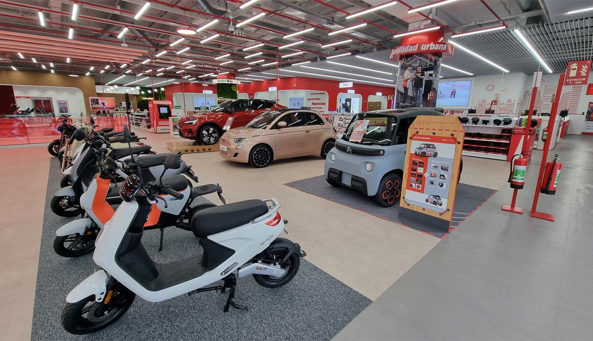 Así es la nueva macrotienda de MediaMarkt en España que ofrece servicios de compra de coches y motos eléctricas. Foto MediaMarkt.