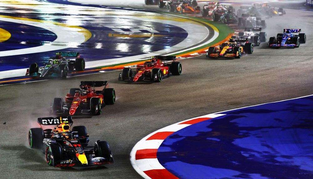 1 Salida de la carrera con Pérez por delante de Leclerc