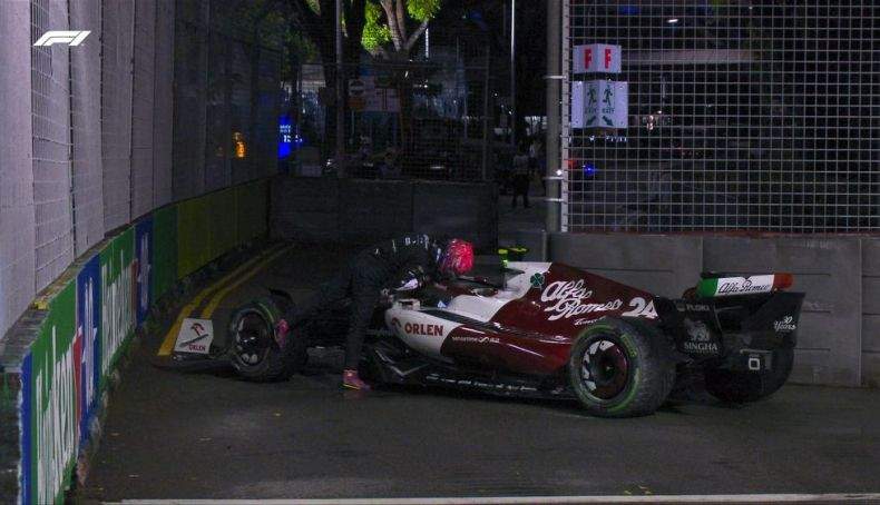 2 Zhou paró su Alfa Romeo en una escapatoria tras un toque con Latifi y salió el Safety Car