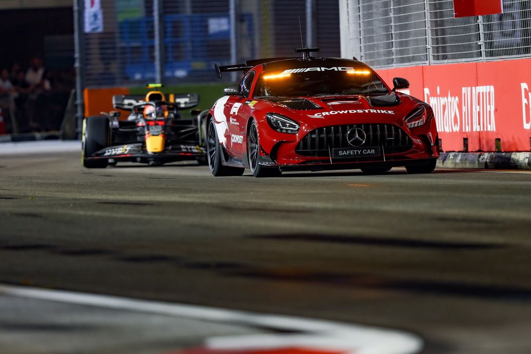 Checo Pérez tras el coche de seguridad durante la carrera
