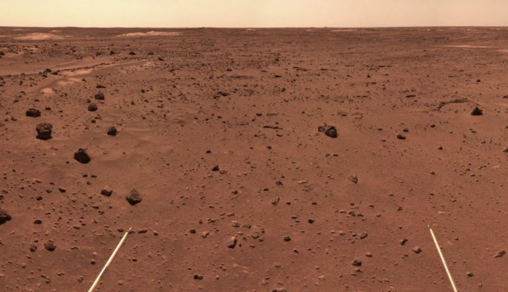 Una vista de la superficie de Marte desde el rover chino. Una vista de la superficie de Marte desde el rover chino.