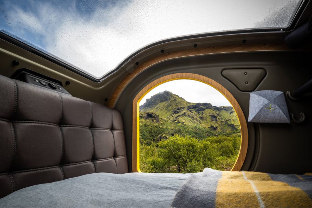Las mejores vistas en la caravana Mink con su techo panorámico y sus ventanas laterales, todas con persianas para cuando no quieres que te moleste la luz