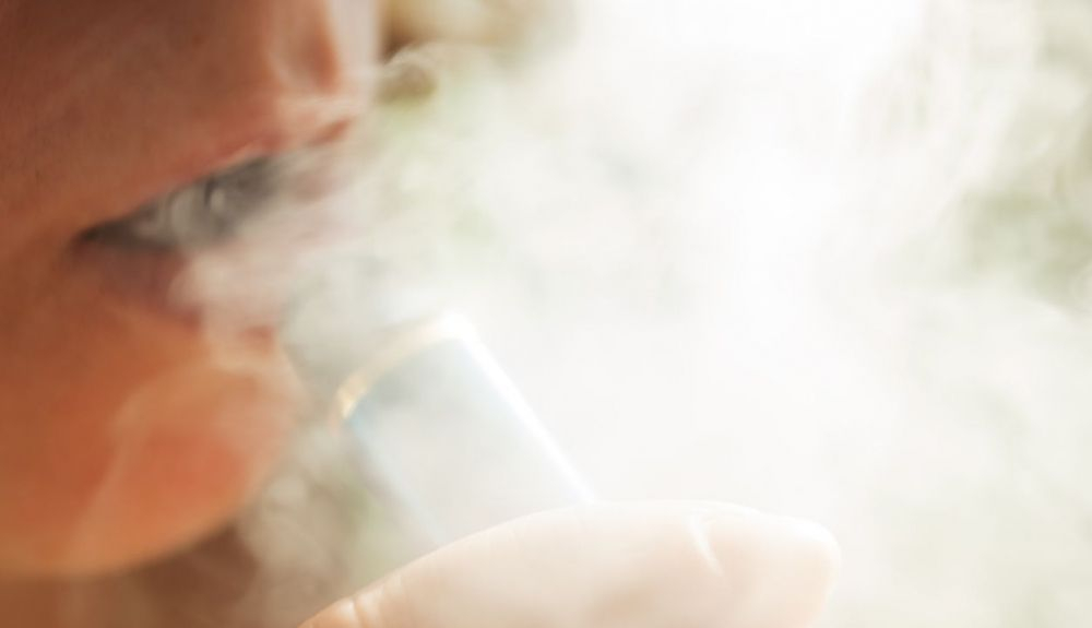 Las personas que vapean sienten una sensación parecida al acto de fumar. Las personas que vapean sienten una sensación parecida al acto de fumar.