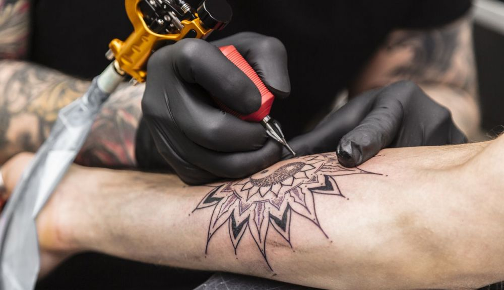 El sistema inmunitario responde a las heridas que produce el tatuaje. El sistema inmunitario responde a las heridas que produce el tatuaje.