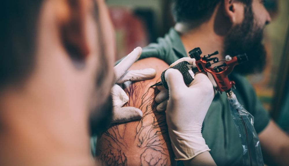 Un tatuaje puede provocar reaccioes de hipersensibilidad. Un tatuaje puede provocar reaccioes de hipersensibilidad.
