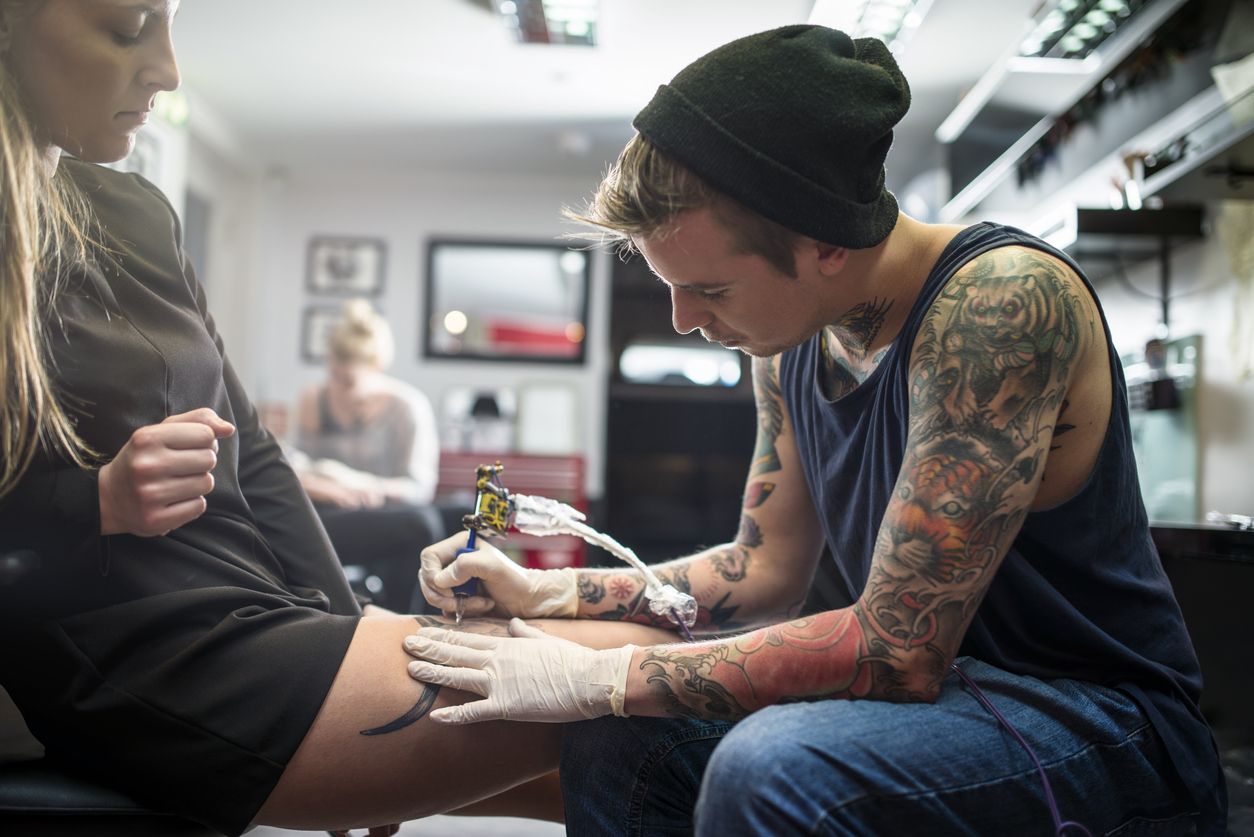 Los tatuajes no dejan de ser una herida abierta que tiene que cicatrizar.