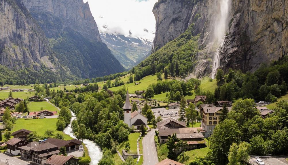 La cascada Staubbach cayendo en Lauterbrunnen, una de las más altas de Europa. La cascada Staubbach cayendo en Lauterbrunnen, una de las más altas de Europa.