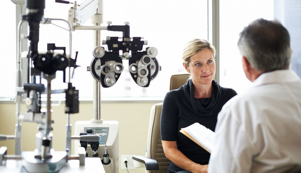 El desprendimiento de retina suele presentarse en personas de mediana edad y mayores. El desprendimiento de retina suele presentarse en personas de mediana edad y mayores.