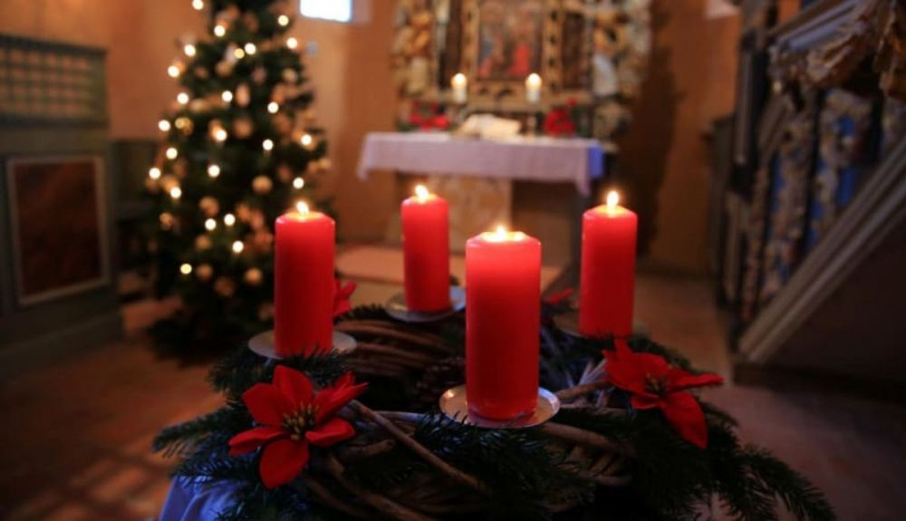 una corona de Adviento ilumina el interior de la iglesia evangélica Sankt Petri en Magdeburg. una corona de Adviento ilumina el interior de la iglesia evangélica Sankt Petri en Magdeburg.