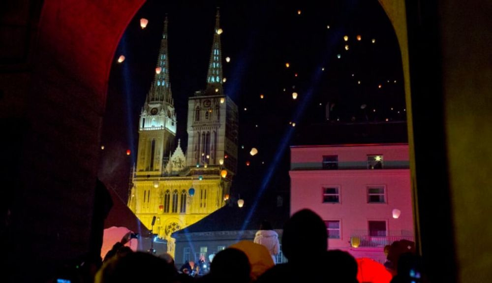 La Catedral de la Asunción de Zagreb se ve al fondo mientras se lanzan linternas de papel como parte de las festividades navideñas. La Catedral de la Asunción de Zagreb se ve al fondo mientras se lanzan linternas de papel como parte de las festividades navideñas.