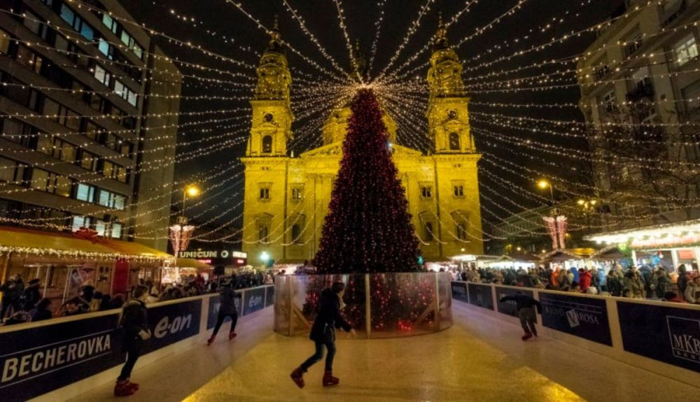 Los niños patinan sobre hielo frente a la Basílica de San Esteban en Budapest. Los niños patinan sobre hielo frente a la Basílica de San Esteban en Budapest.