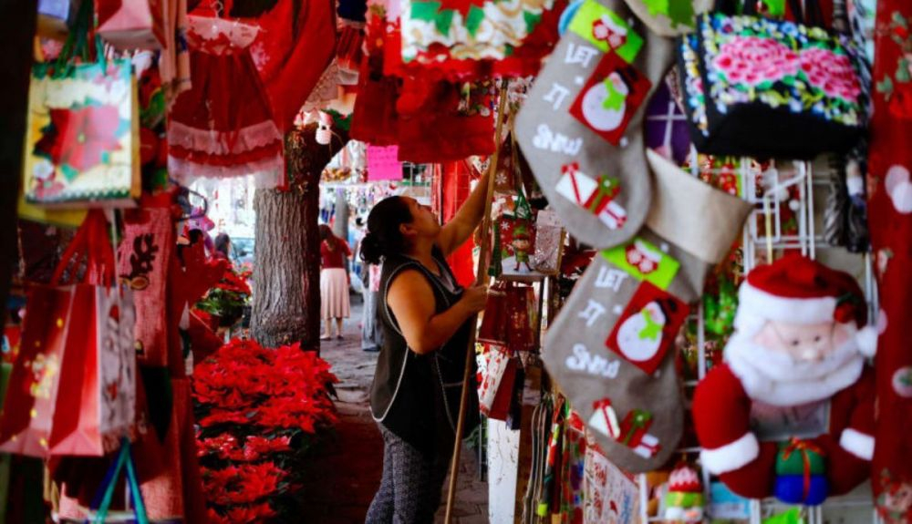 El Adviento y la Navidad en general son grandes en México. Las decoraciones se exhiben a la venta en un mercado en la Ciudad de México. (2) El Adviento y la Navidad en general son grandes en México. Las decoraciones se exhiben a la venta en un mercado en la Ciudad de México. (2)