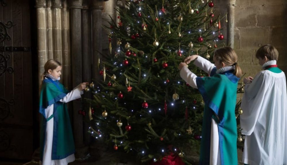 Miembros del Coro de la Catedral de Salisbury decoran un árbol de Navidad. Miembros del Coro de la Catedral de Salisbury decoran un árbol de Navidad.