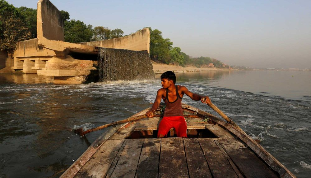Las aguas residuales sin tratar fluyen desde un desagüe abierto hacia el río Ganges en Kanpur, Las aguas residuales sin tratar fluyen desde un desagüe abierto hacia el río Ganges en Kanpur,