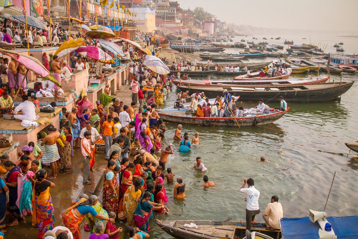 Se cree que bañarse en el río Ganges elimina el mal karma.