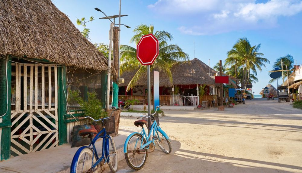 Una manera perfecta para moverse por Isla Holbox es en bicicleta. Una manera perfecta para moverse por Isla Holbox es en bicicleta.