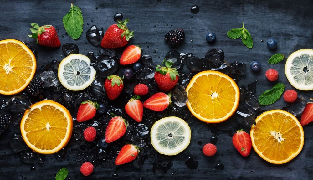 Cuando comemos fruta, la cantidad de fructosa ingerida es mucho menor en comparación con una bebida azucarada. (2)