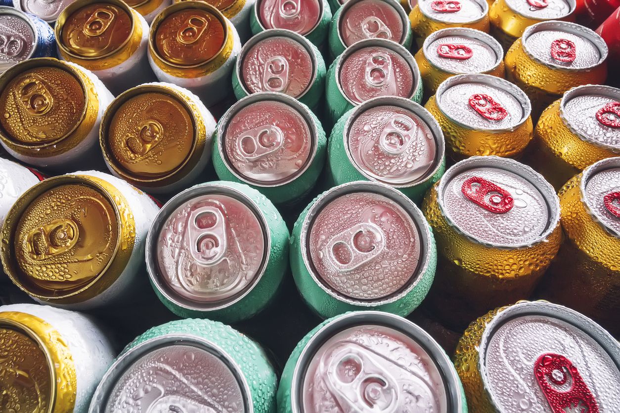 La fructosa es utilizada por la industria alimentaria para endulzar bebidas, salsas y alimentos procesados.