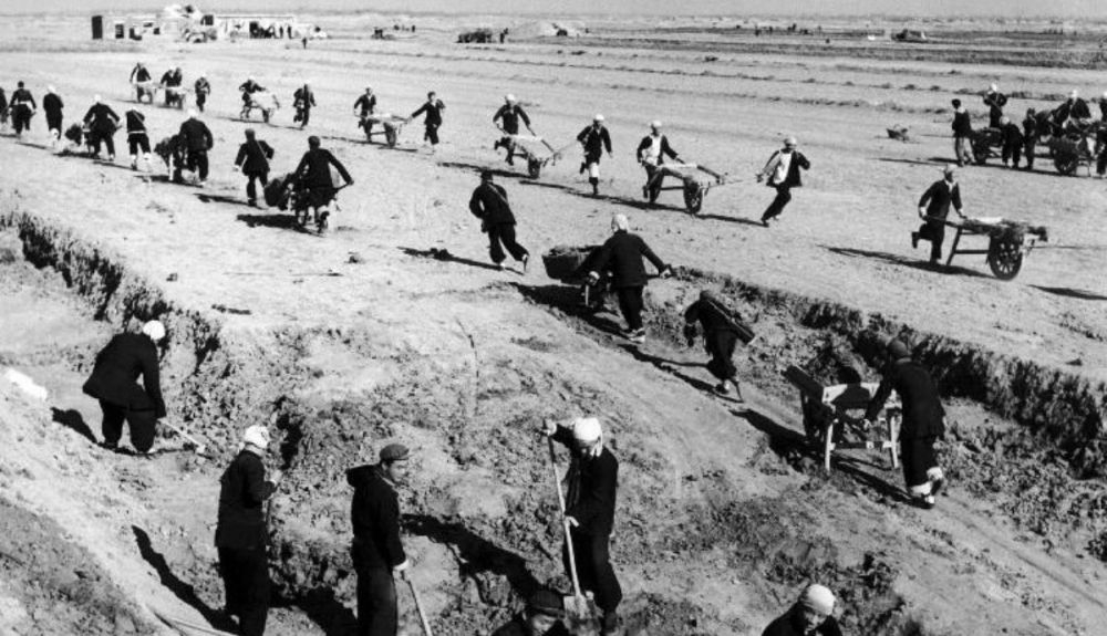 Campesinos chinos cultivando en una granja comunal en la década de 1950 durante el Gran Salto Adelante. Campesinos chinos cultivando en una granja comunal en la década de 1950 durante el Gran Salto Adelante.