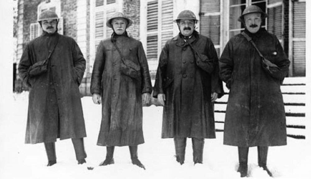 Soldados de la Primera Guerra Mundial con gabardinas. Soldados de la Primera Guerra Mundial con gabardinas.