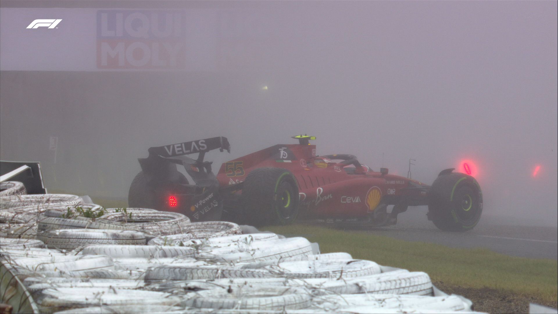 Carlos Sainz (Ferrari) hizo un trompo y fue a parar contra las protecciones