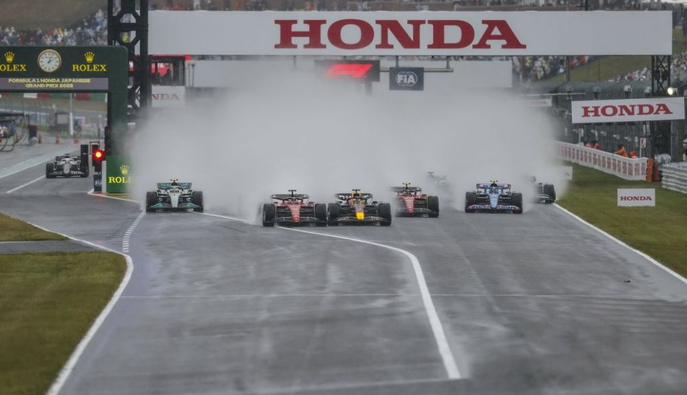 Salida del GP de Japón con muy poca visibilidad y mucha agua en la pista Salida del GP de Japón con muy poca visibilidad y mucha agua en la pista