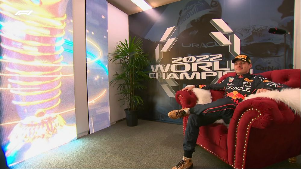 Max Verstappen sentado en el sillón del campeón tras conseguir su segunda título