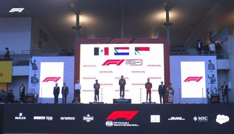 Podio del GP de Japón con el vencedor Verstappen Pérez 2º y Leclerc 3º