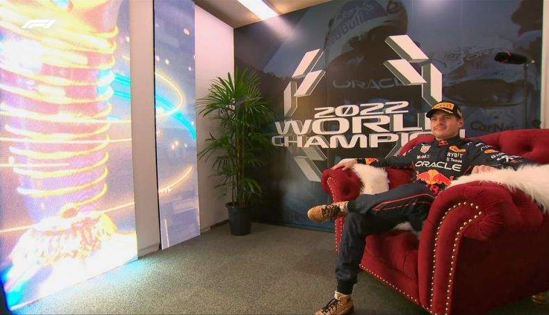 Max Verstappen sentado en el silló del campeón tras conseguir su segunda título