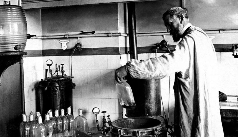 Su trabajo allanó el camino para el campo de la microbiología. Su trabajo allanó el camino para el campo de la microbiología.