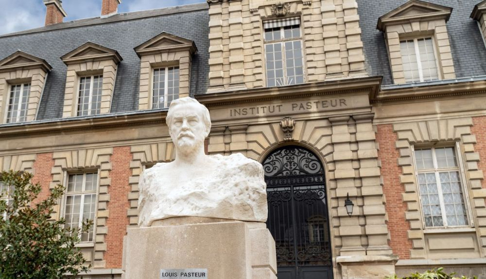 Busto del científico, frente al Instituto Pasteur en París. Busto del científico, frente al Instituto Pasteur en París.