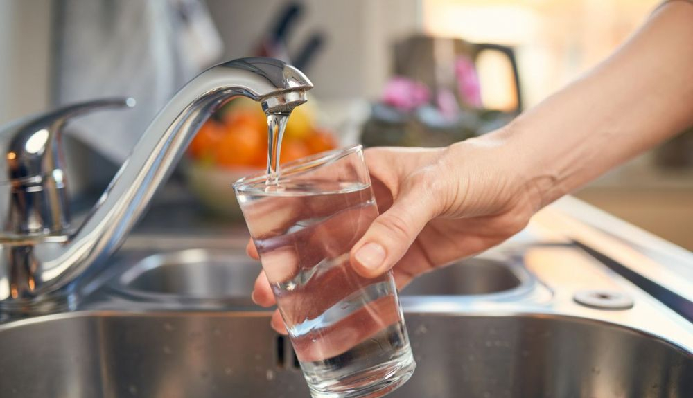 La ONG denuncia que la contaminación química por nitratos, sulfatos, pesticidas o arsénico también llega al agua del grifo. La ONG denuncia que la contaminación química por nitratos, sulfatos, pesticidas o arsénico también llega al agua del grifo.