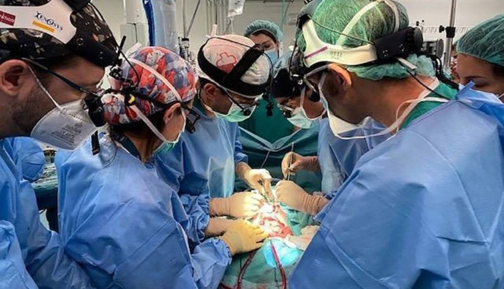 Un momento de la intervención quirúrgica a la niña de 13 meses.