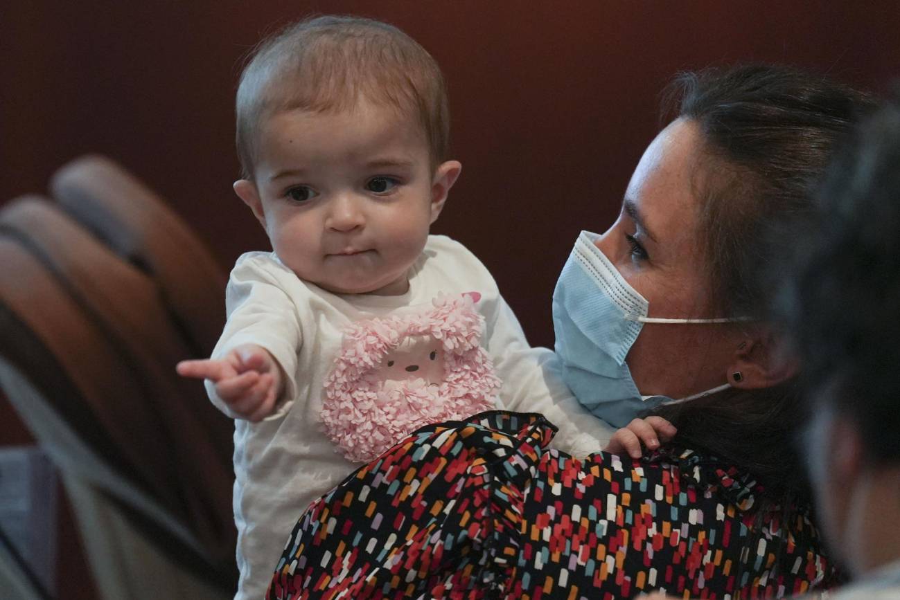 La pequeña Emma, de 13 meses, en brazos de su madre.