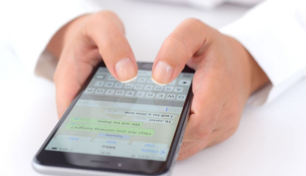 Por Whatsapp, el ciberdelincuente se hace pasar por una prima o un tío lejano, o simplemente una persona conocida, para pedir dinero o información de la víctima. Por Whatsapp, el ciberdelincuente se hace pasar por una prima o un tío lejano, o simplemente una persona conocida, para pedir dinero o información de la víctima.