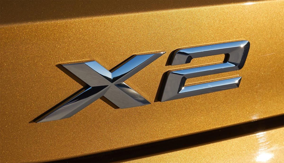 El BMW X2 de nueva generación se deja ver con camuflaje en carretera abierta.