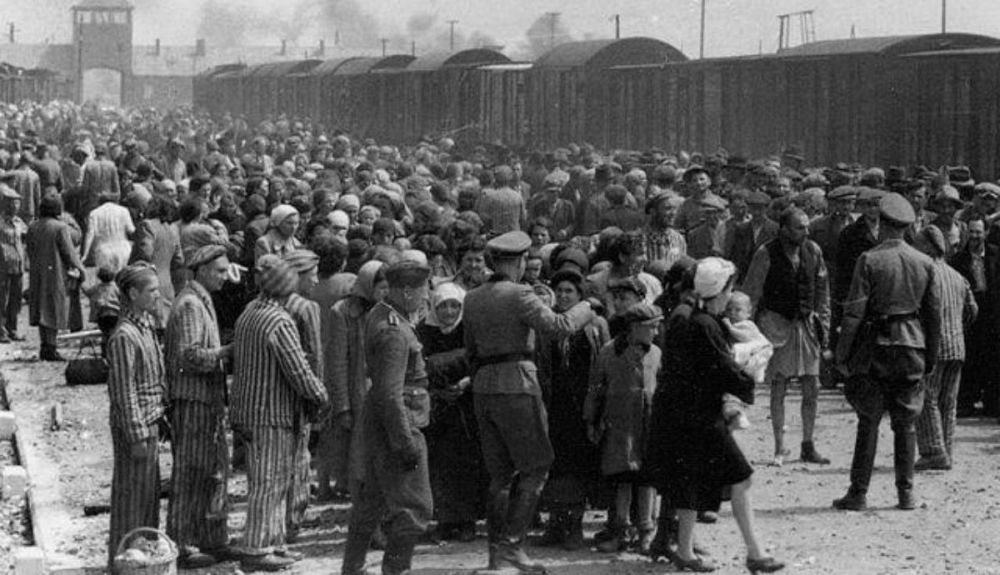 Mengele jugaba a ser Dios con los prisioneros de Auschwitz. Mengele jugaba a ser Dios con los prisioneros de Auschwitz.