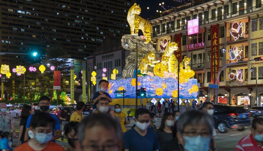 Personas con máascarillas en la celebración del Año del Tigre en Chinatown, en Singapur
