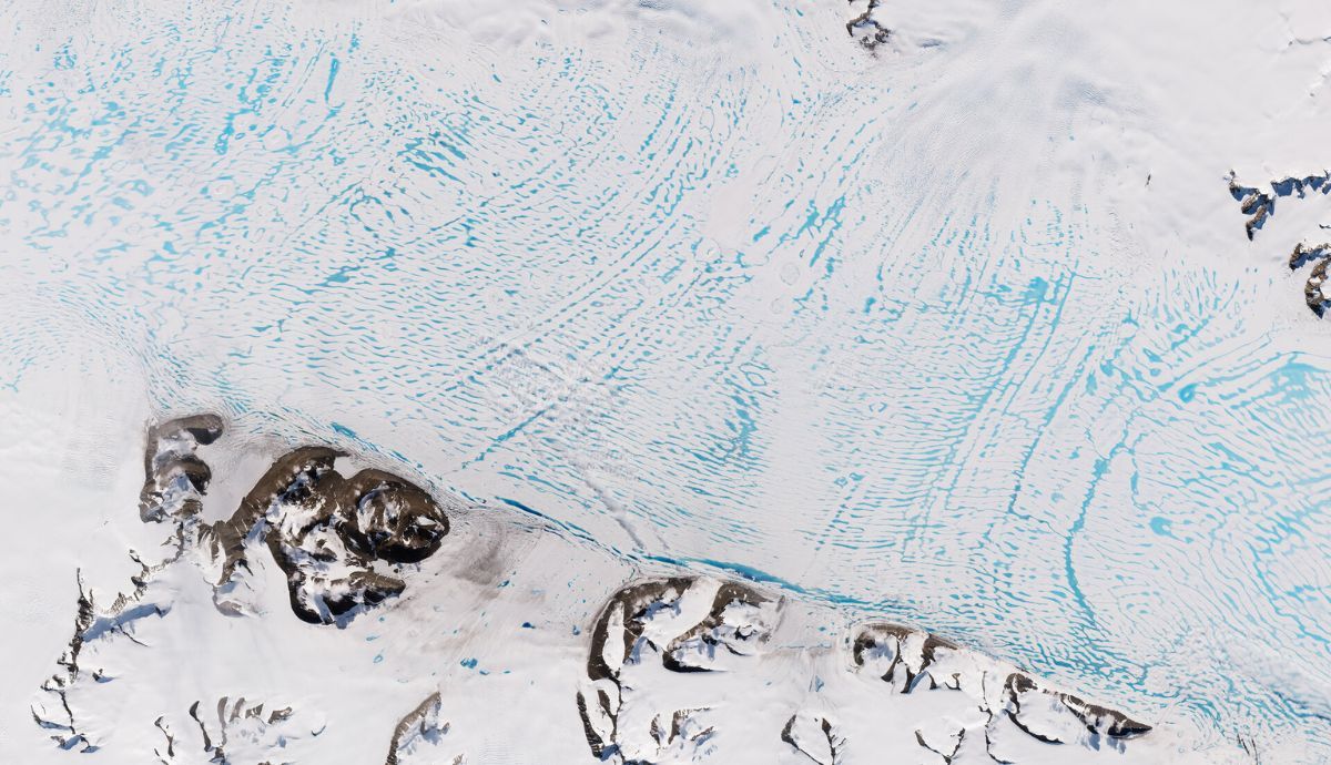 La misión Copernicus Sentinel 2 capturó esta imagen de la plataforma de hielo George VI el 23 de enero de 2021, en la Antártida.