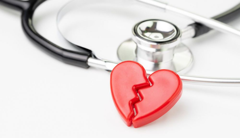 El cuadro clínico es similar al de un infarto agudo de miocardio, con dolor intenso en el pecho y respiración difícil y arritmia cardíaca. El cuadro clínico es similar al de un infarto agudo de miocardio, con dolor intenso en el pecho y respiración difícil y arritmia cardíaca.