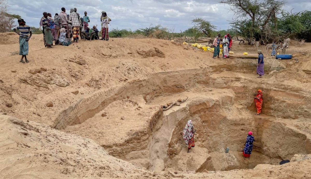 En Kenia, pastores han excavado con sus propias manos pozos para buscar agua. La sequía es una de las consecuencias del cambio climático en África.