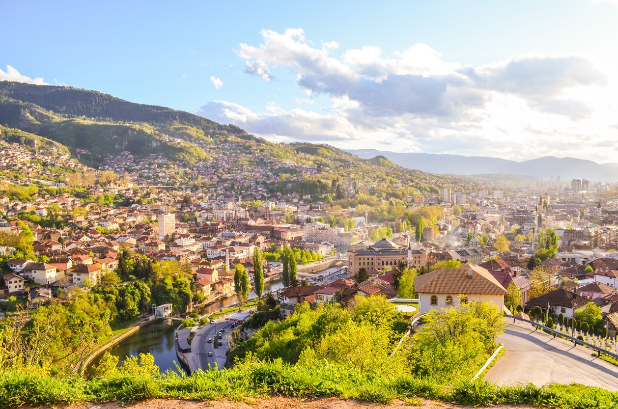 Vista aérea de Sarajevo en un día soleado de primavera.