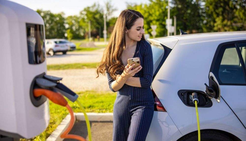 Europa fija los puntos de carga que tiene que haber en carretera, nueva ley para coches eléctricos