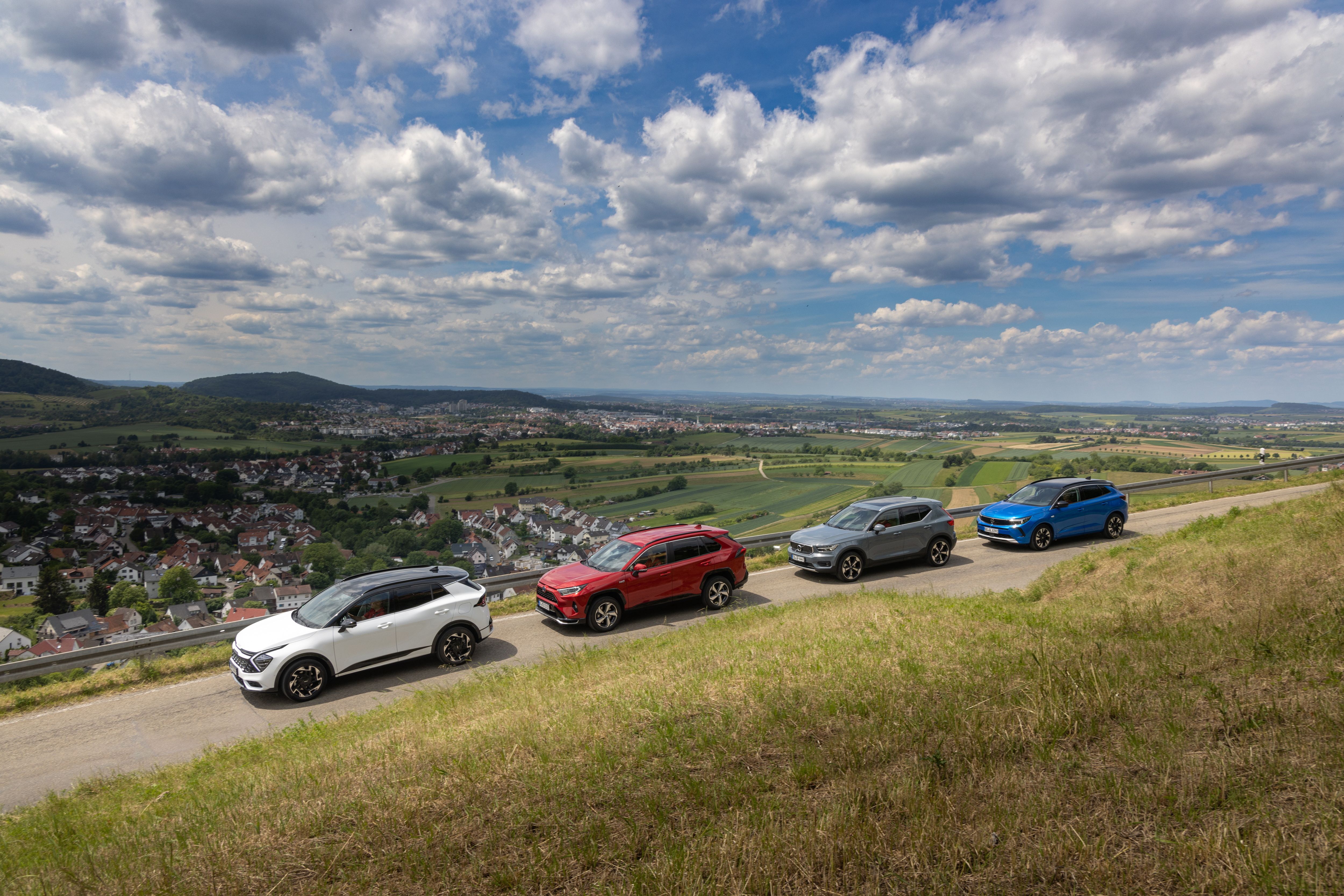 Kia Sportage, Opel Grandland, Toyota RAV4 y Volvo XC40