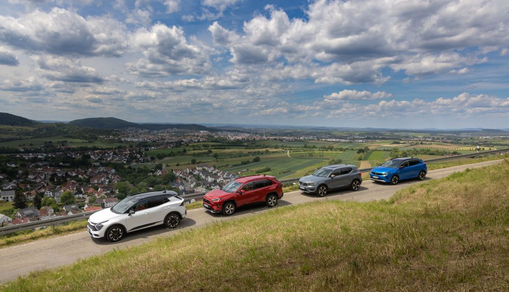 Kia Sportage, Opel Grandland, Toyota RAV4 y Volvo XC40