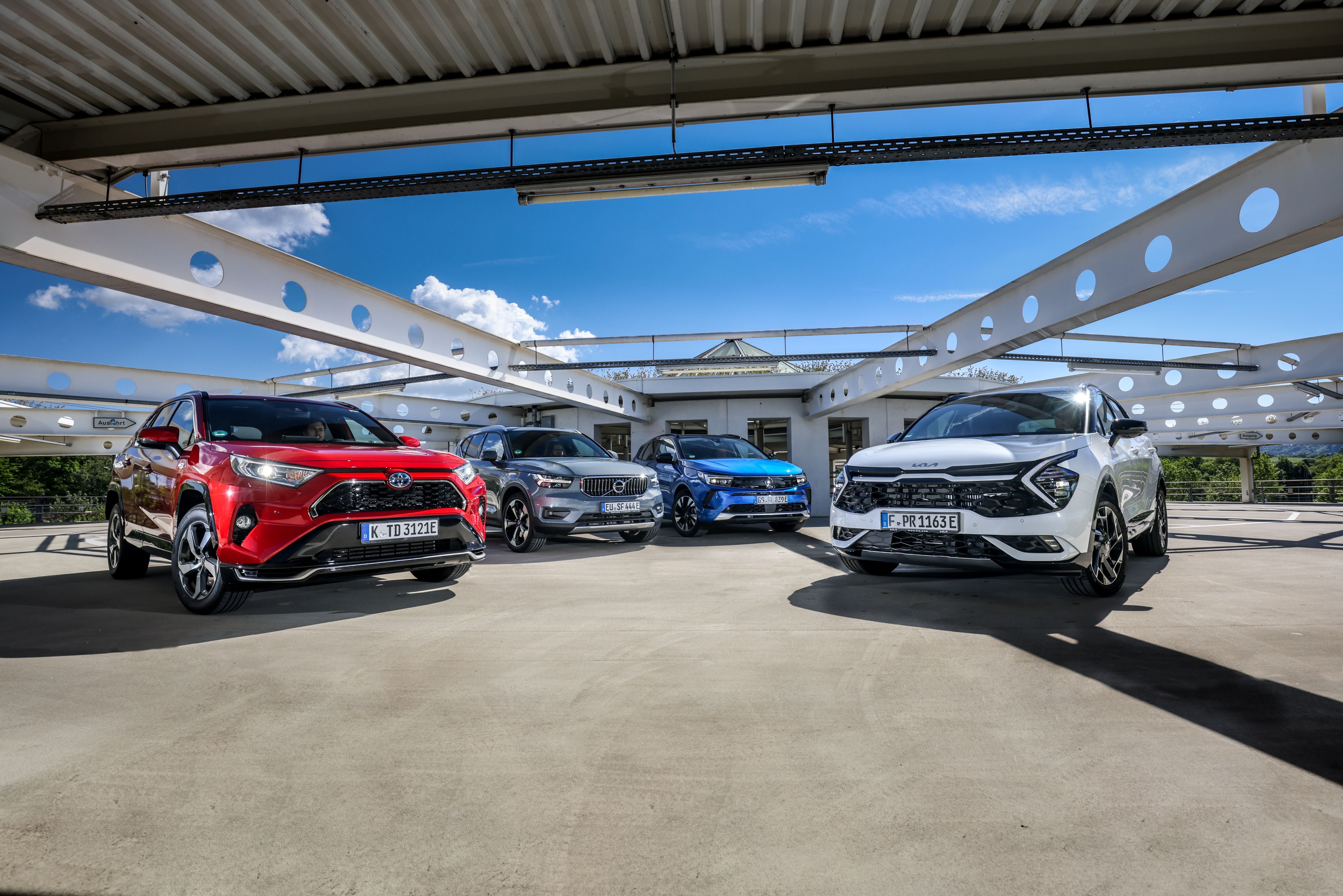 Kia Sportage, Opel Grandland, Toyota RAV4 y Volvo XC40