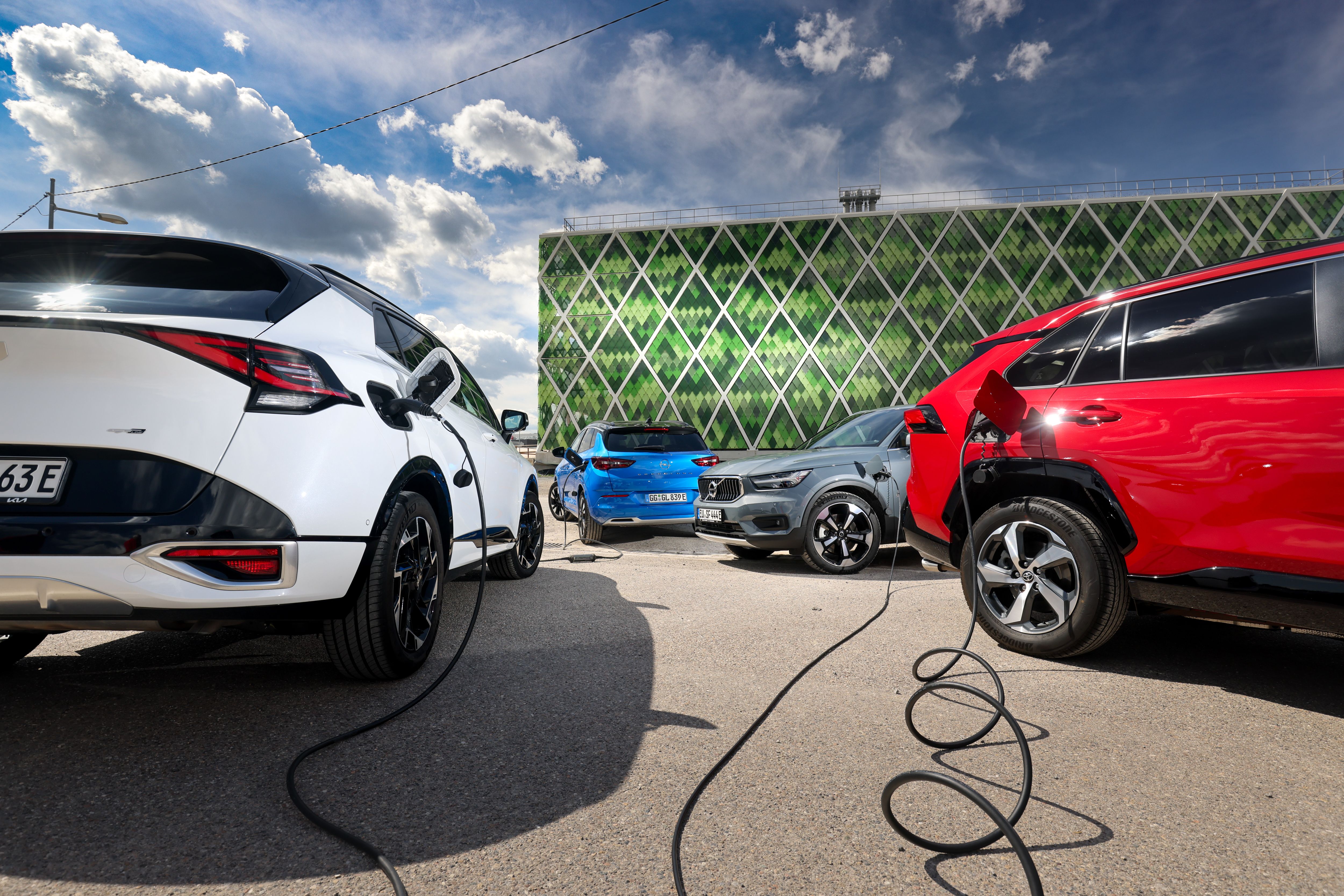 Kia Sportage, Opel Grandland, Toyota RAV4 y Volvo XC40