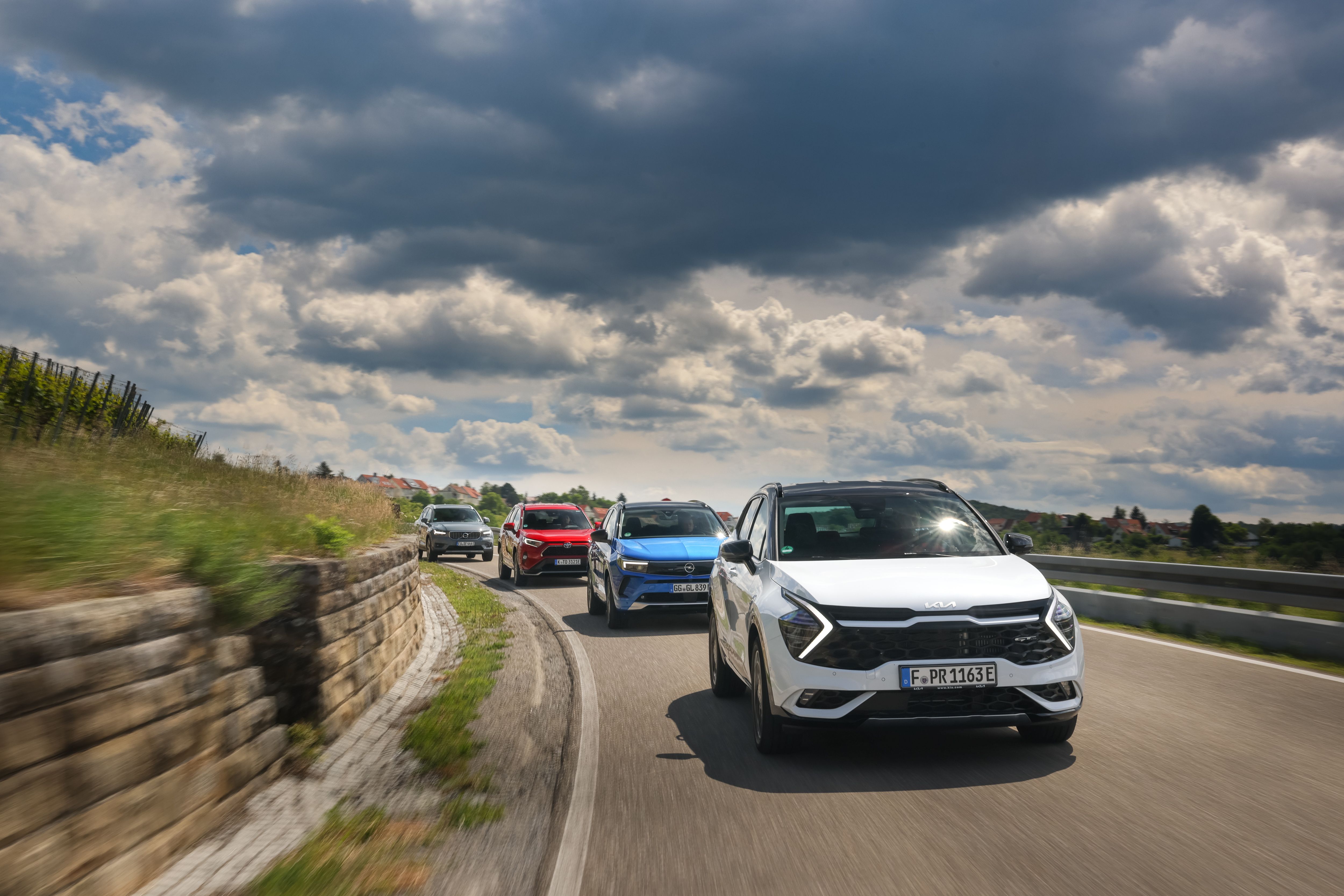 Kia Sportage, Opel Grandland, Toyota RAV4 y Volvo XC40