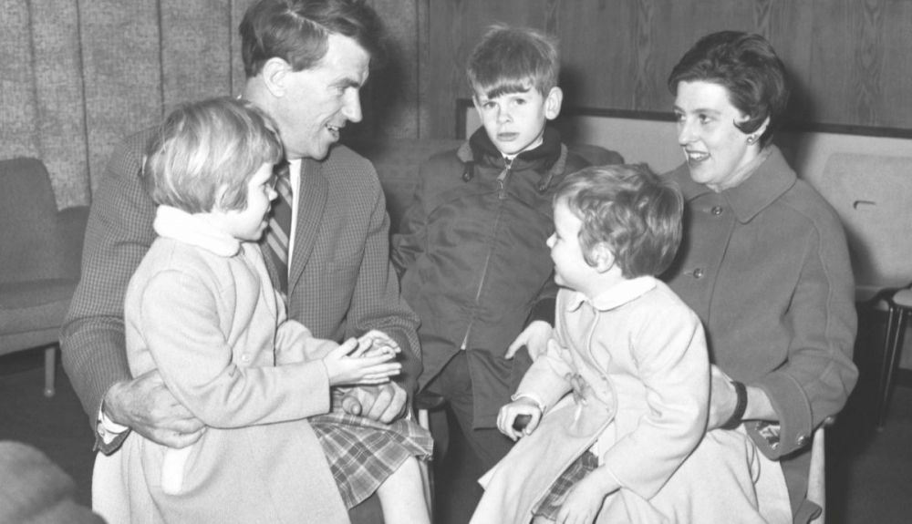 Edmund Hillary perdió a su primera esposa en un accidente aéreo. Edmund Hillary perdió a su primera esposa en un accidente aéreo.