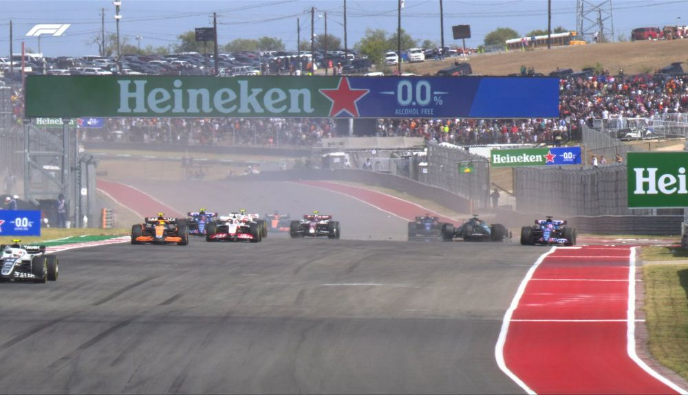 6 Alonso y Stroll se tocan y vuelve a salir el coche de seguridad